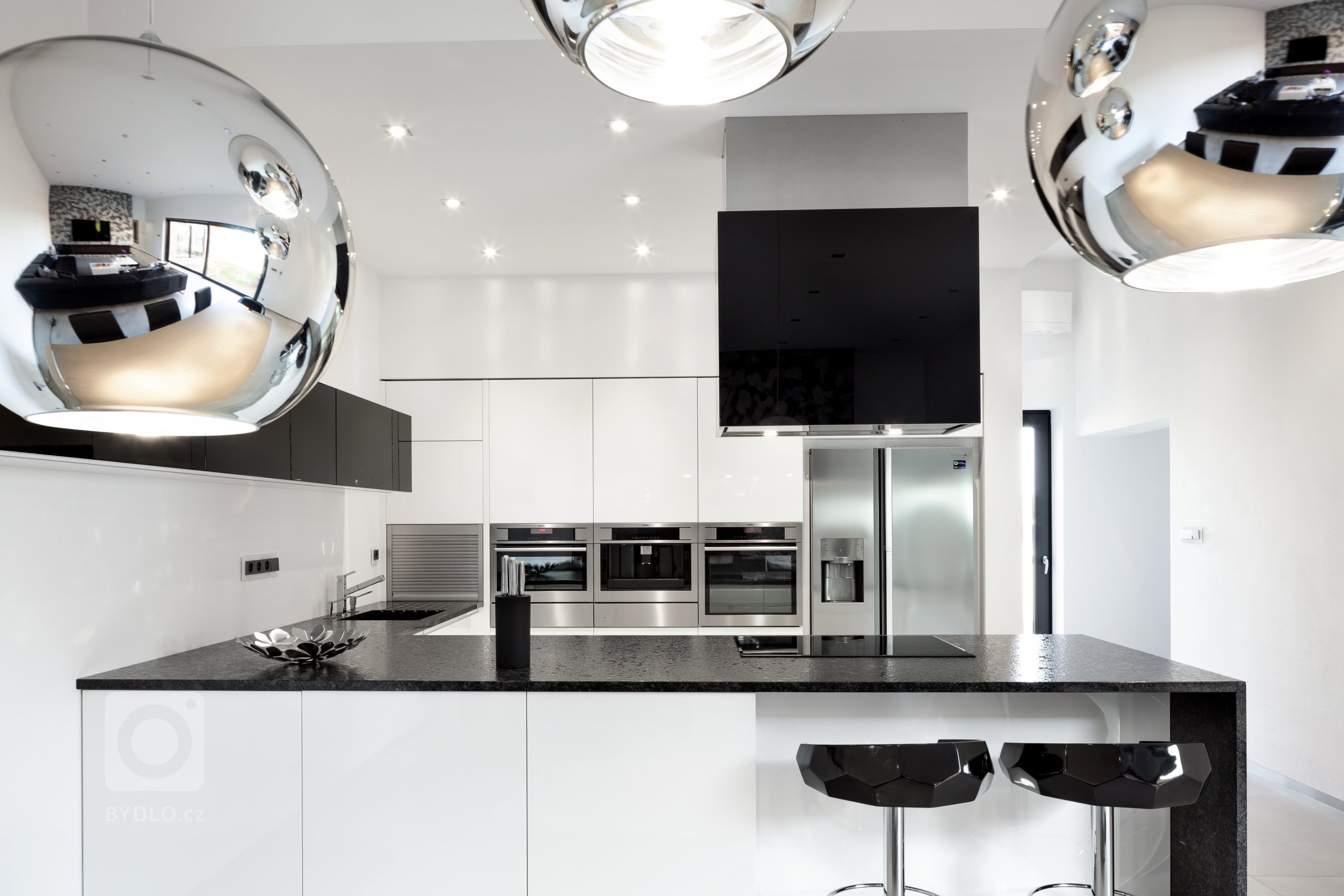 Představujeme vám stylovou moderní kuchyni, která by bez problému zapadla do vědecko-fantastického filmu! Její největší předností je nádherná žulová linka,…