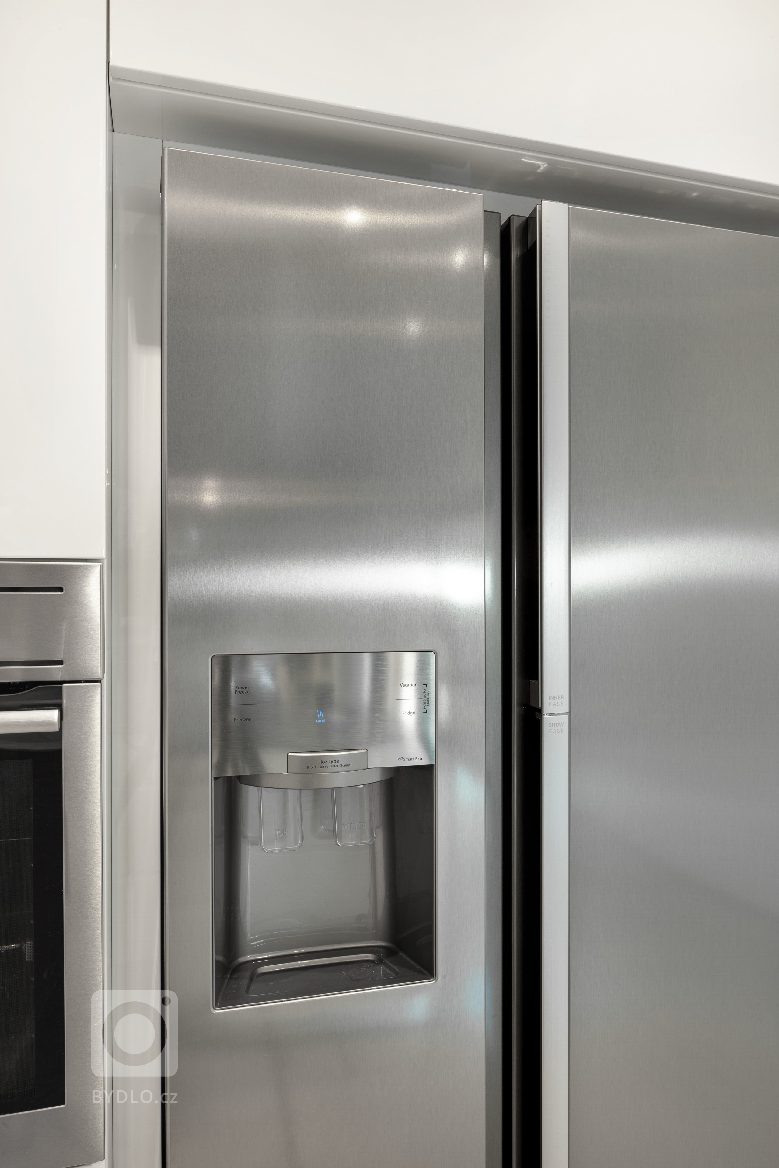 Představujeme vám stylovou moderní kuchyni, která by bez problému zapadla do vědecko-fantastického filmu! Její největší předností je nádherná žulová linka,…