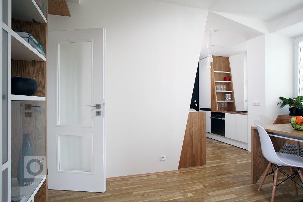 Když není místa nazbyt, je třeba využít všeho, co se dá! Třeba propojit parapet s obkladem topení a vytvořit tak útulné místo na sezení. Popřípadě ho propojit…