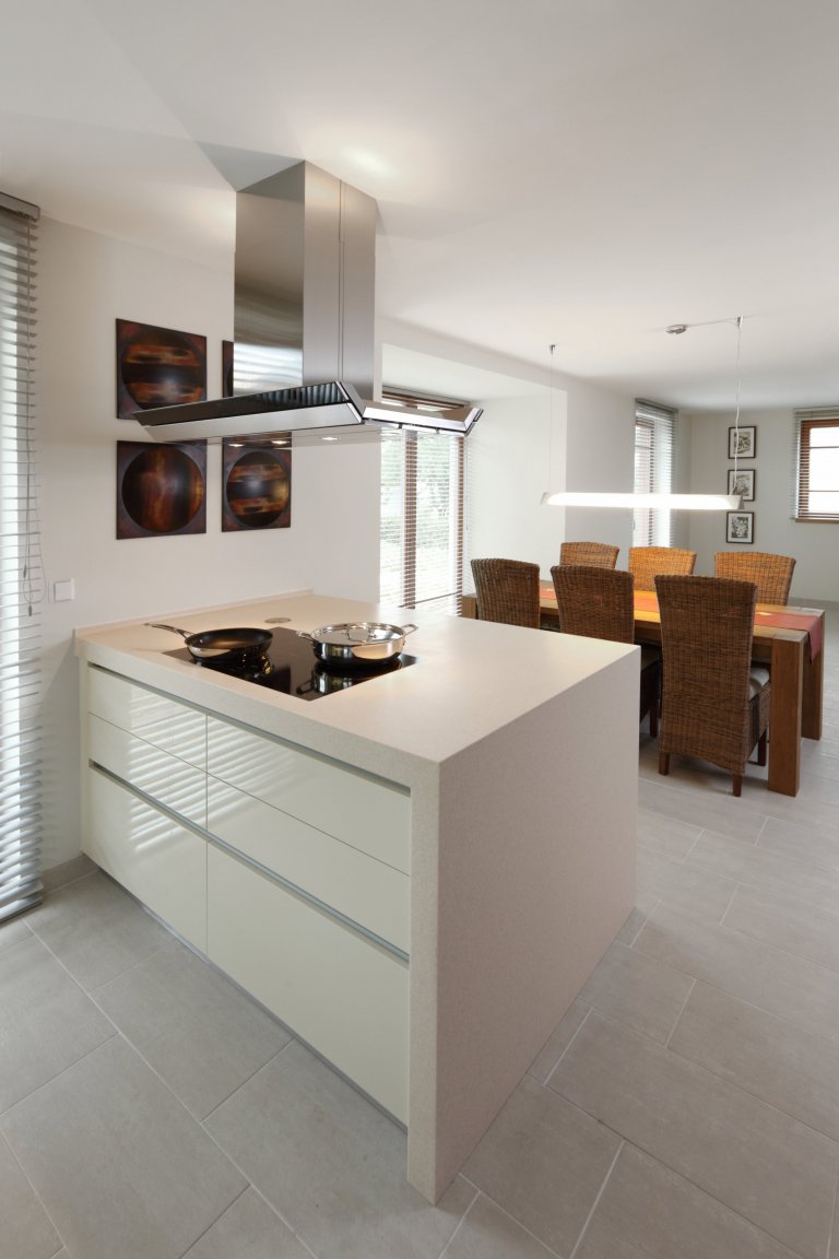 Nenápadný, ale krásně prosvětlený kuchyňský kout. Na první pohled zaujme již osvědčená kombinace tmavého lakovaného dřeva a lamina&nbsp;v barvě slonoviny.…