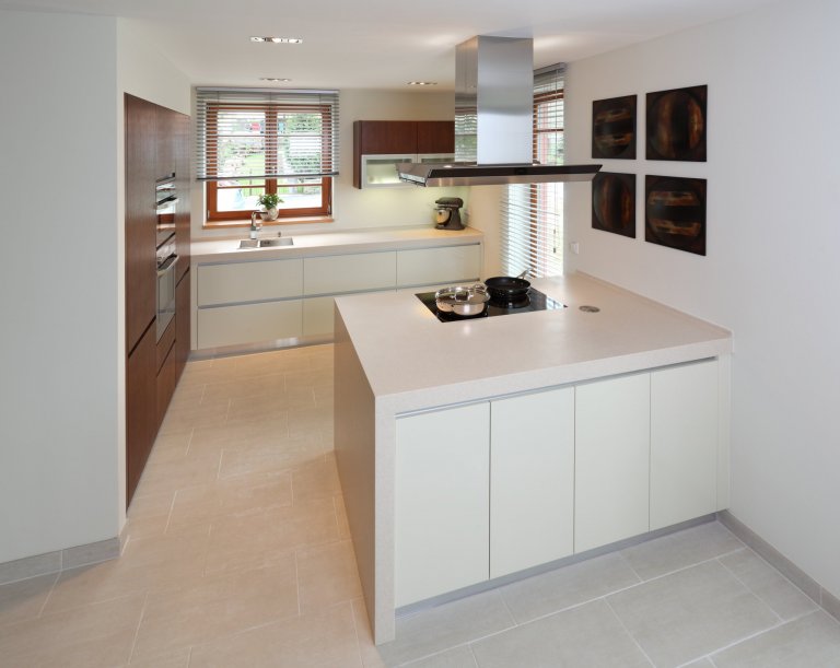 Nenápadný, ale krásně prosvětlený kuchyňský kout. Na první pohled zaujme již osvědčená kombinace tmavého lakovaného dřeva a lamina&nbsp;v barvě slonoviny.…