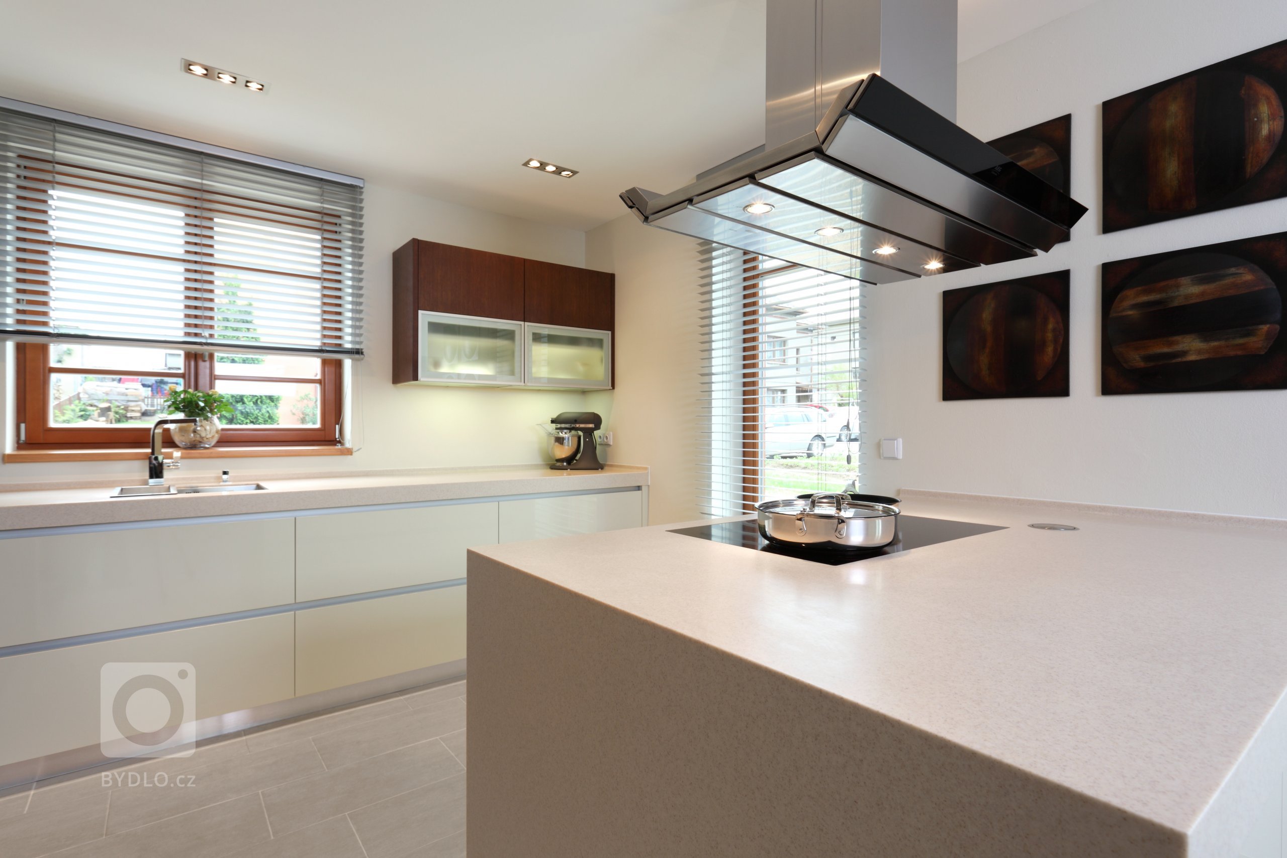 Nenápadný, ale krásně prosvětlený kuchyňský kout. Na první pohled zaujme již osvědčená kombinace tmavého lakovaného dřeva a lamina&nbsp;v barvě slonoviny.…