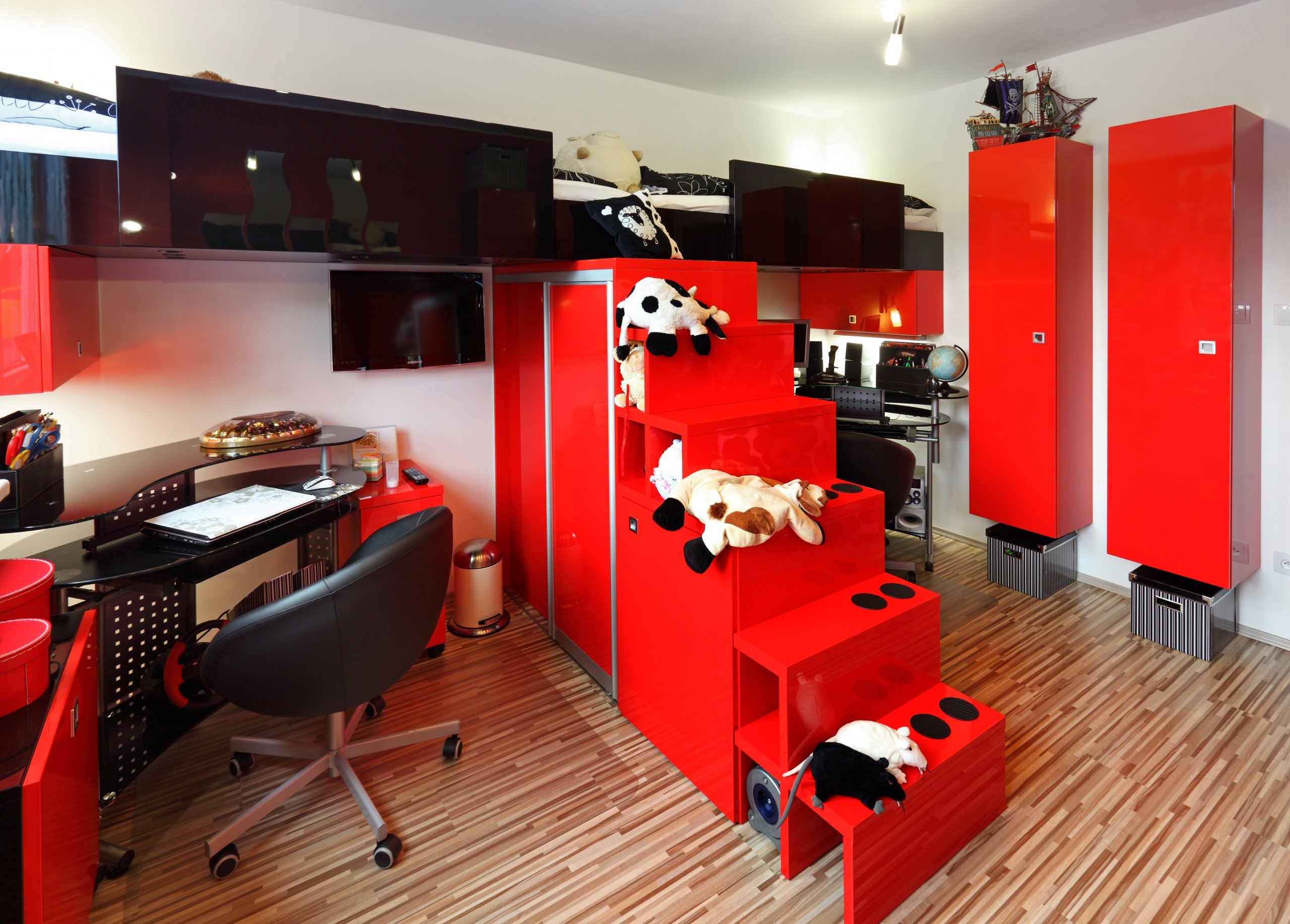 Všichni víme, že teenageři mají často pořádný smysl pro drama. A ve vlastním pokoji by měli mít možnost vyjádřit svůj styl také navenek! I proto tady mají…