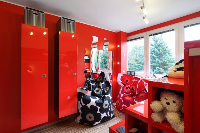 Všichni víme, že teenageři mají často pořádný smysl pro drama. A ve vlastním pokoji by měli mít možnost vyjádřit svůj styl také navenek! I proto tady mají…