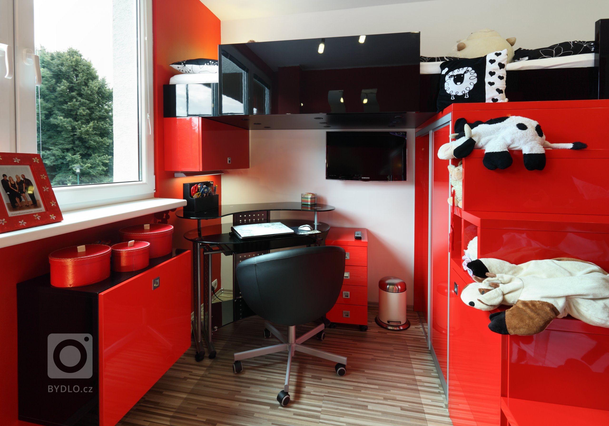 Všichni víme, že teenageři mají často pořádný smysl pro drama. A ve vlastním pokoji by měli mít možnost vyjádřit svůj styl také navenek! I proto tady mají…