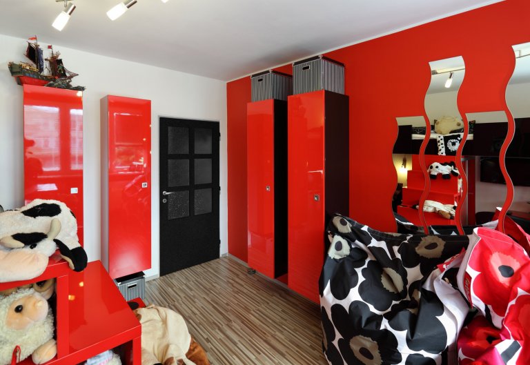 Všichni víme, že teenageři mají často pořádný smysl pro drama. A ve vlastním pokoji by měli mít možnost vyjádřit svůj styl také navenek! I proto tady mají…