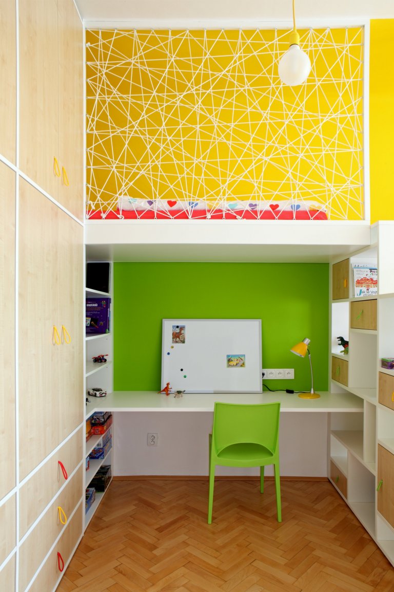 Tak tady máme pokojík pro opravdové dobrodruhy! Aby se do menšího prostoru komfortně vešly dvě postýlky i dostatečný pracovní prostor, vyrobili jsme na spaní…