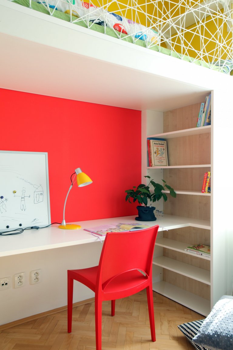 Tak tady máme pokojík pro opravdové dobrodruhy! Aby se do menšího prostoru komfortně vešly dvě postýlky i dostatečný pracovní prostor, vyrobili jsme na spaní…