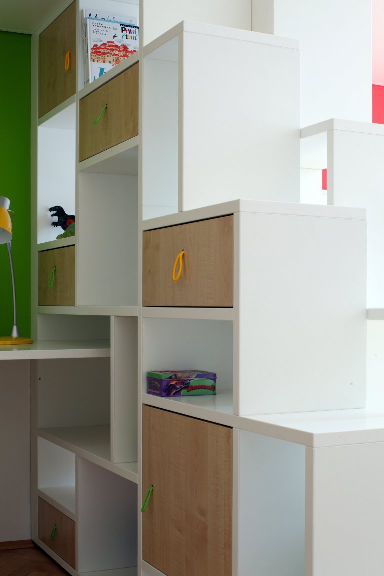 Tak tady máme pokojík pro opravdové dobrodruhy! Aby se do menšího prostoru komfortně vešly dvě postýlky i dostatečný pracovní prostor, vyrobili jsme na spaní…