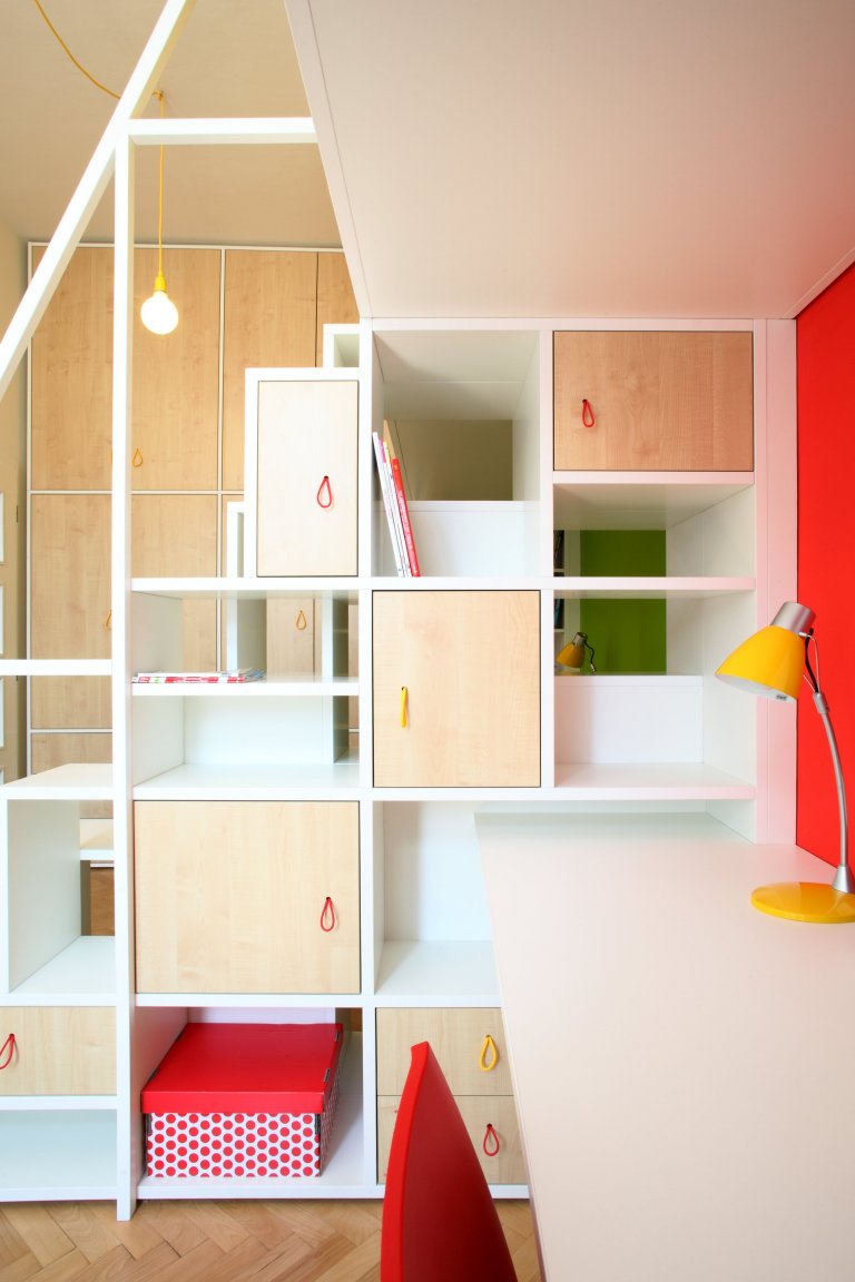 Tak tady máme pokojík pro opravdové dobrodruhy! Aby se do menšího prostoru komfortně vešly dvě postýlky i dostatečný pracovní prostor, vyrobili jsme na spaní…