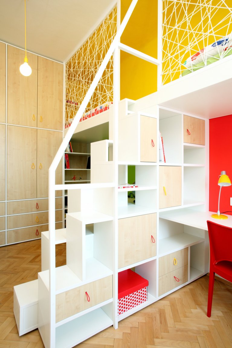 Tak tady máme pokojík pro opravdové dobrodruhy! Aby se do menšího prostoru komfortně vešly dvě postýlky i dostatečný pracovní prostor, vyrobili jsme na spaní…