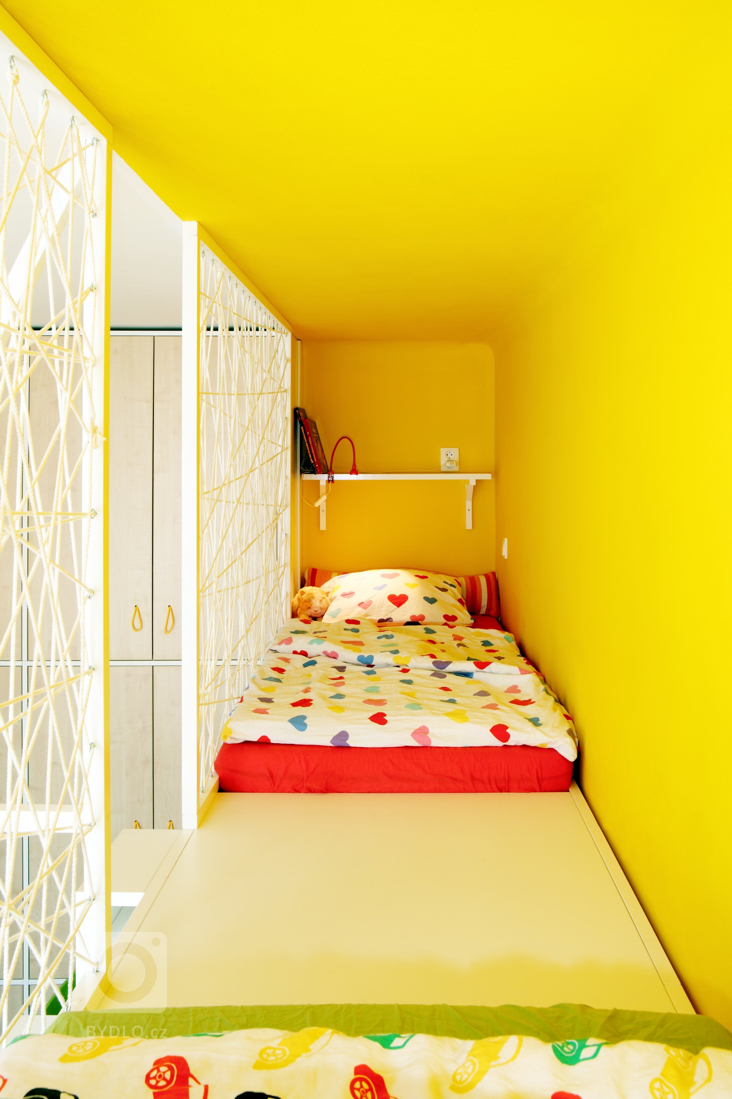 Tak tady máme pokojík pro opravdové dobrodruhy! Aby se do menšího prostoru komfortně vešly dvě postýlky i dostatečný pracovní prostor, vyrobili jsme na spaní…