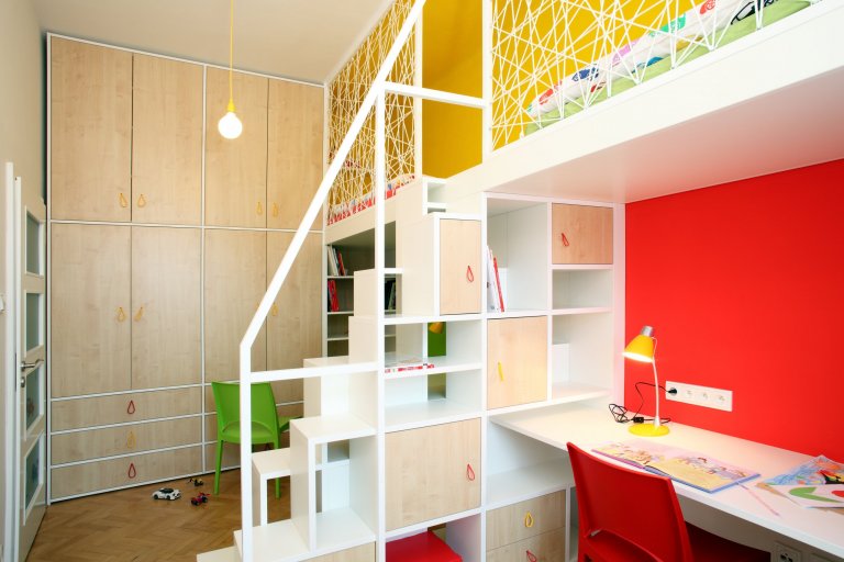 Tak tady máme pokojík pro opravdové dobrodruhy! Aby se do menšího prostoru komfortně vešly dvě postýlky i dostatečný pracovní prostor, vyrobili jsme na spaní…