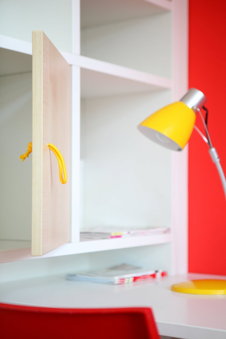 Tak tady máme pokojík pro opravdové dobrodruhy! Aby se do menšího prostoru komfortně vešly dvě postýlky i dostatečný pracovní prostor, vyrobili jsme na spaní…