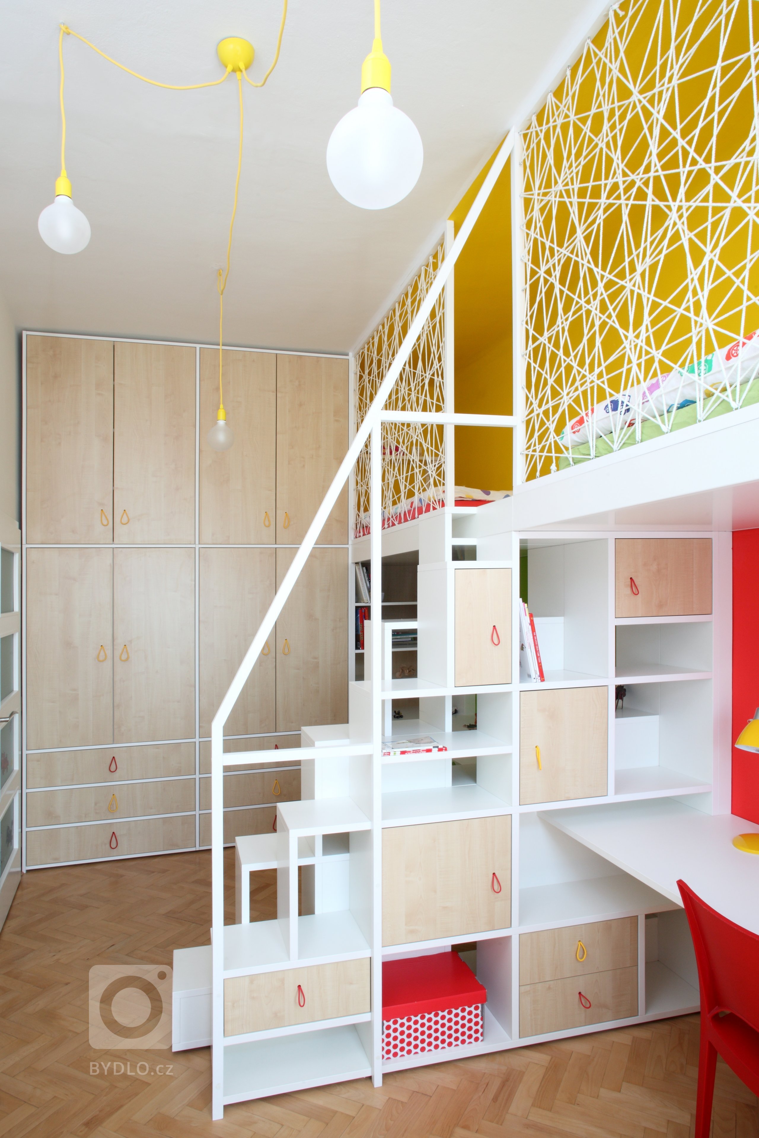 Tak tady máme pokojík pro opravdové dobrodruhy! Aby se do menšího prostoru komfortně vešly dvě postýlky i dostatečný pracovní prostor, vyrobili jsme na spaní…