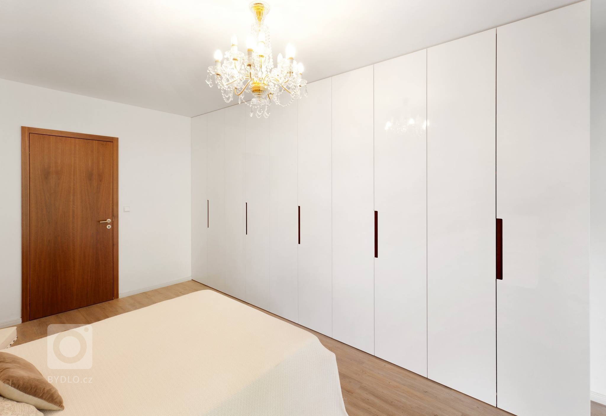 Téměř nenápadný přechod z obývacího pokoje do kuchyně, který nám ve skutečnosti dal pořádně zabrat. I přes omezení menších prostor bytu jsme však nakonec…