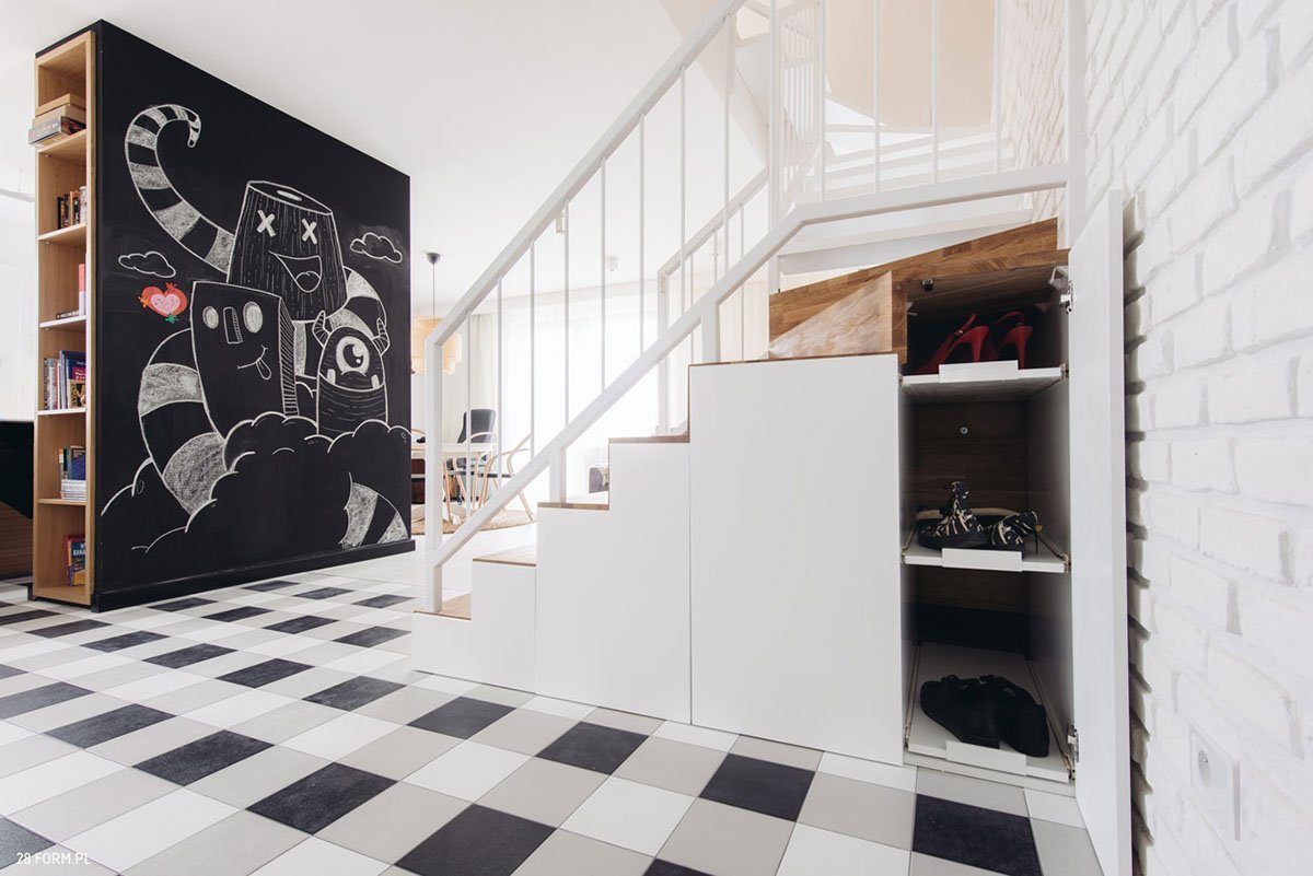 U vstupu má schodiště úložný prostor.