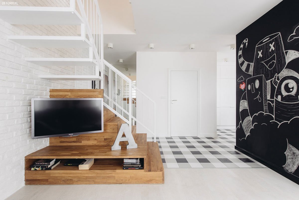 Schodiště se mění v obýváku na multimediální stěnu.