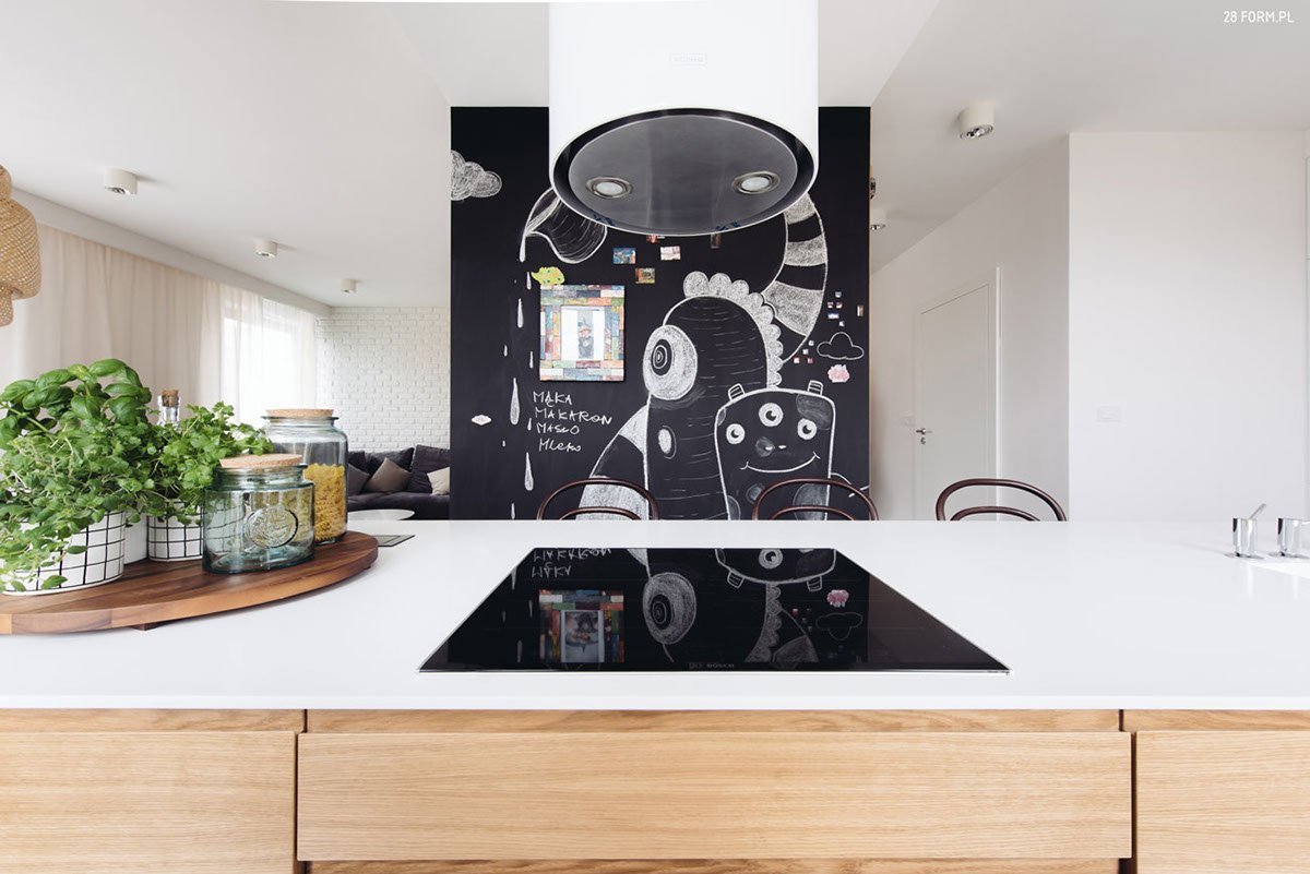 Varná deska zrcadlí výtvarné kousky.