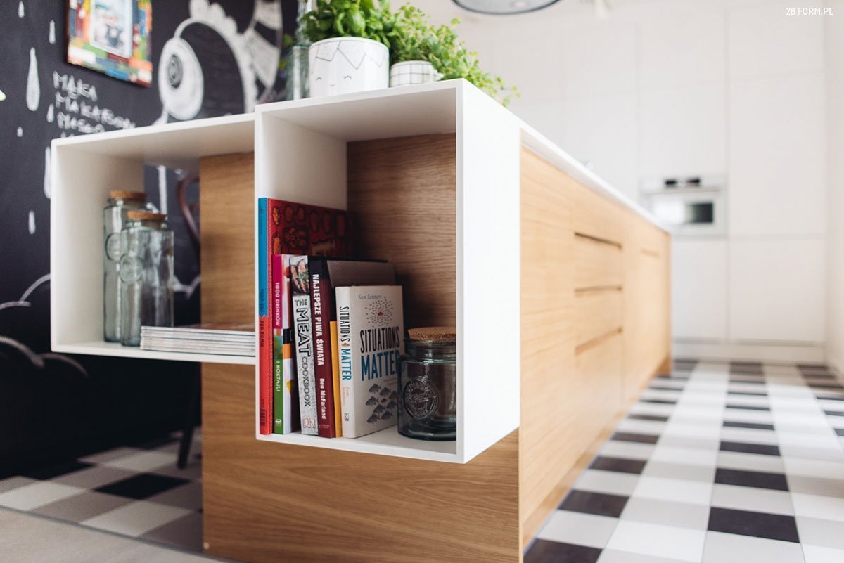 Kuchyňský ostrůvek je z dřeva a umělého kamene.