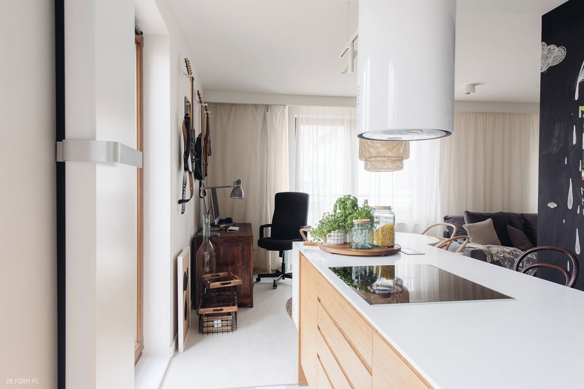 Bílý digestoř nad varným centrem.