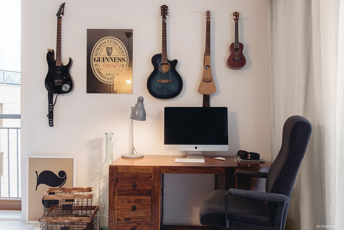 Masivní stůl je ozdobou obýváku.