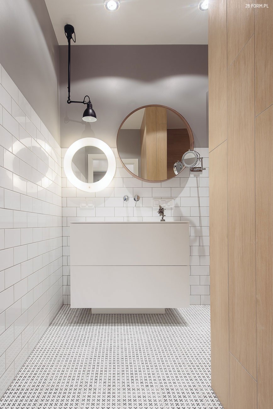 Chytře řešené zrcadla a světlý nábytek prosvětlí místnost.