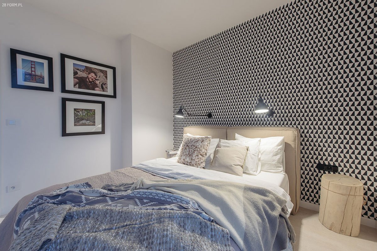 Výrazná tapeta za čelem postele je ozdobou celé místnosti.