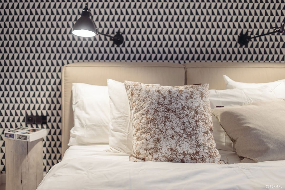 Doplňky jsou v černé barvě,