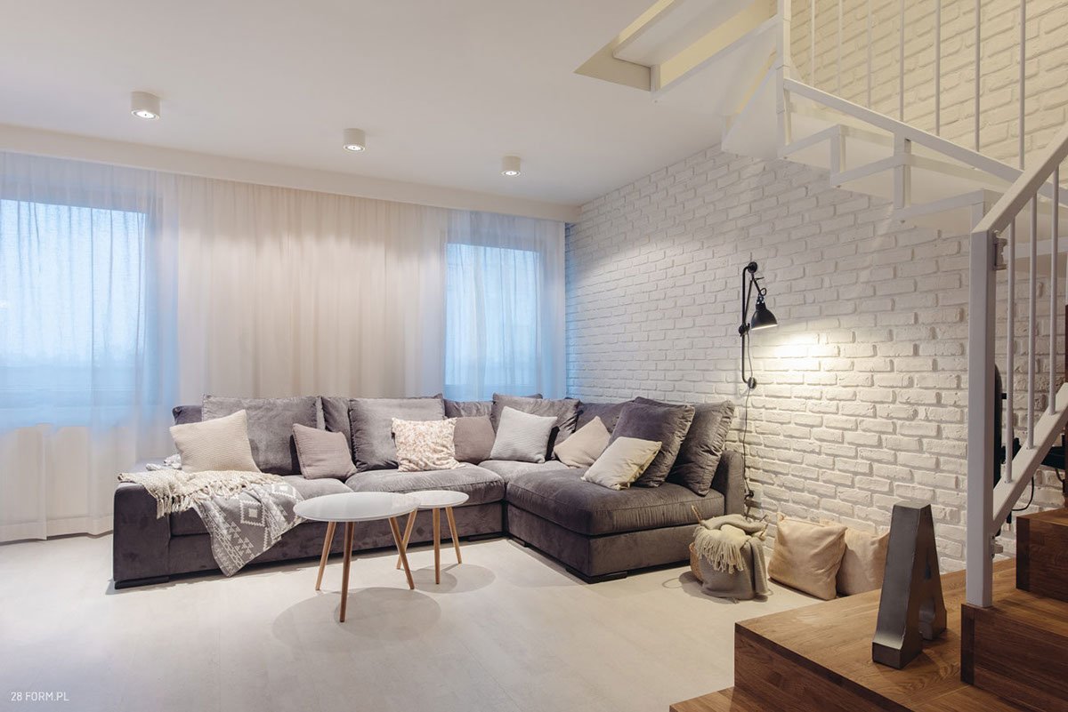 Osvětlení zvýrazňuje texturu cihlové zdi.