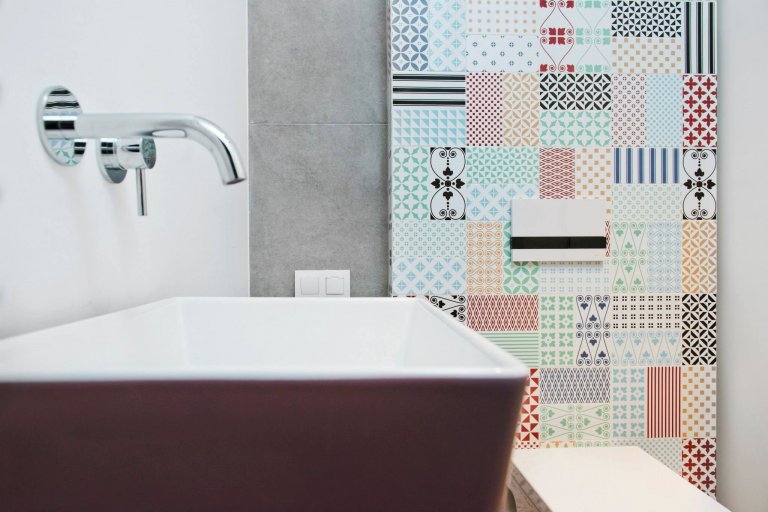 Nápaditý interiér, kde vládne bílá, cihly a dřevo