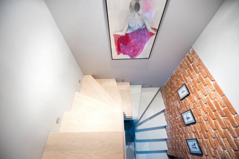 Nápaditý interiér, kde vládne bílá, cihly a dřevo