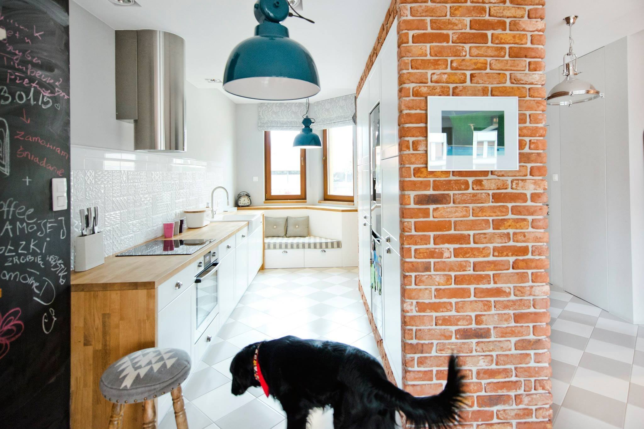 Nápaditý interiér, kde vládne bílá, cihly a dřevo