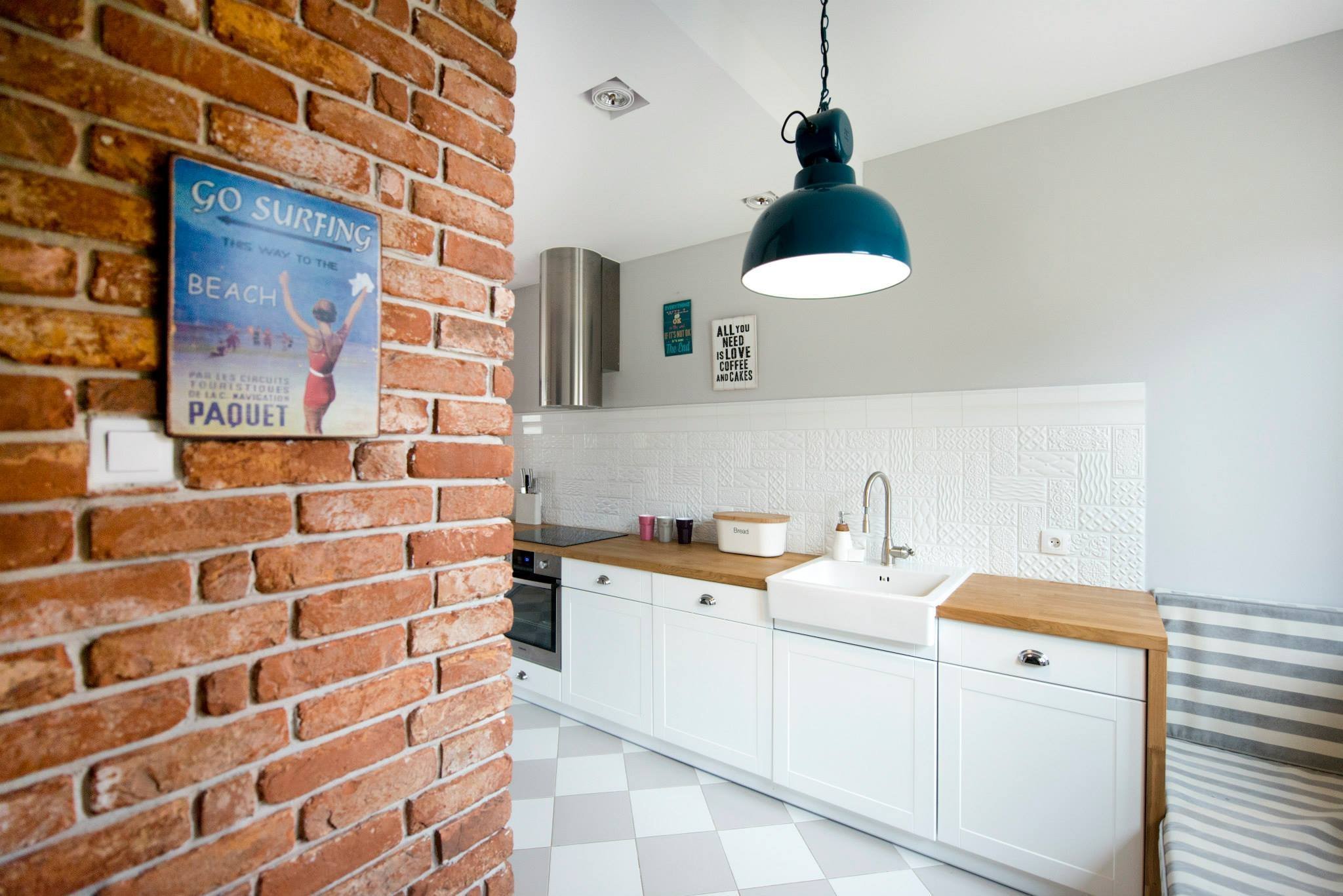 Nápaditý interiér, kde vládne bílá, cihly a dřevo