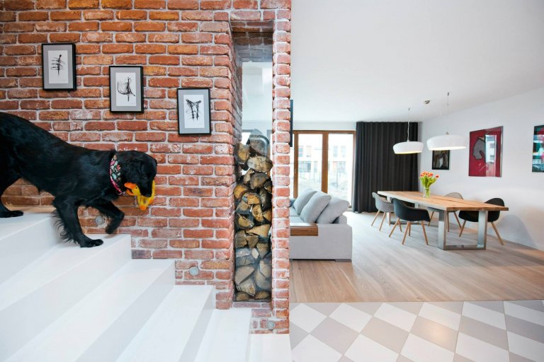 Nápaditý interiér, kde vládne bílá, cihly a dřevo