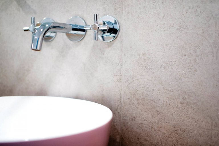 Nápaditý interiér, kde vládne bílá, cihly a dřevo