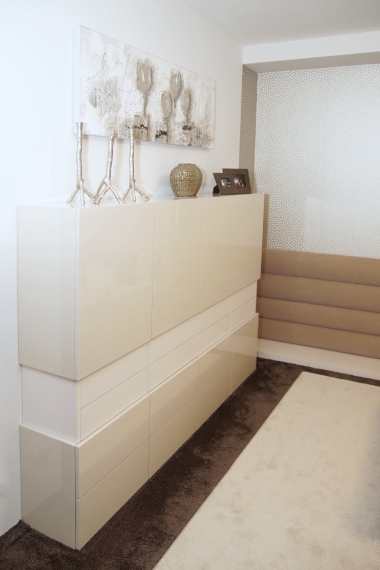 Proměna ložnice pro podnikavé manžele v neutrální barevnosti&nbsp;s využitím&nbsp;hry světel, kontrastů&nbsp;třpytivého lesku a metalického matu u&nbsp…