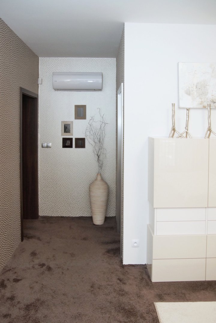 Proměna ložnice pro podnikavé manžele v neutrální barevnosti&nbsp;s využitím&nbsp;hry světel, kontrastů&nbsp;třpytivého lesku a metalického matu u&nbsp…