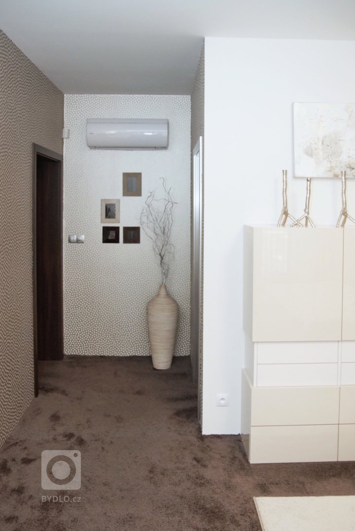 Proměna ložnice pro podnikavé manžele v neutrální barevnosti&nbsp;s využitím&nbsp;hry světel, kontrastů&nbsp;třpytivého lesku a metalického matu u&nbsp…