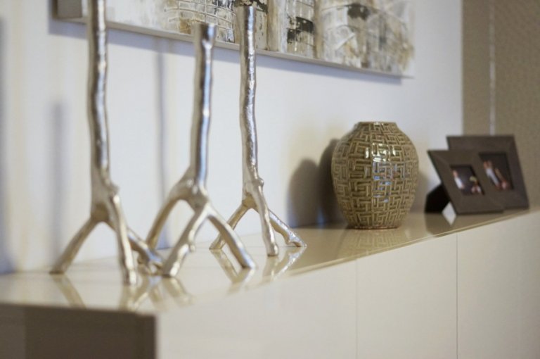 Proměna ložnice pro podnikavé manžele v neutrální barevnosti&nbsp;s využitím&nbsp;hry světel, kontrastů&nbsp;třpytivého lesku a metalického matu u&nbsp…