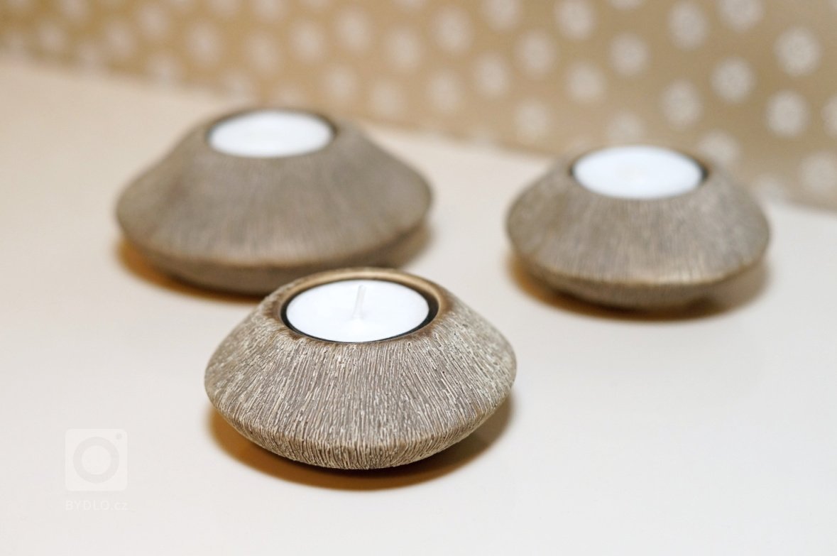 Proměna ložnice pro podnikavé manžele v neutrální barevnosti&nbsp;s využitím&nbsp;hry světel, kontrastů&nbsp;třpytivého lesku a metalického matu u&nbsp…