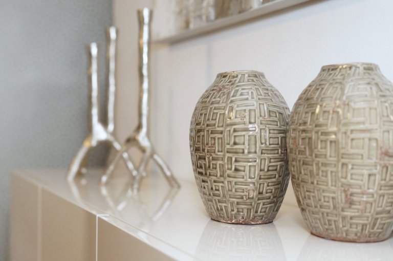 Proměna ložnice pro podnikavé manžele v neutrální barevnosti&nbsp;s využitím&nbsp;hry světel, kontrastů&nbsp;třpytivého lesku a metalického matu u&nbsp…