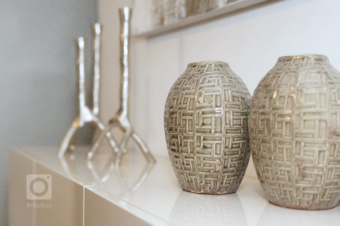 Proměna ložnice pro podnikavé manžele v neutrální barevnosti&nbsp;s využitím&nbsp;hry světel, kontrastů&nbsp;třpytivého lesku a metalického matu u&nbsp…