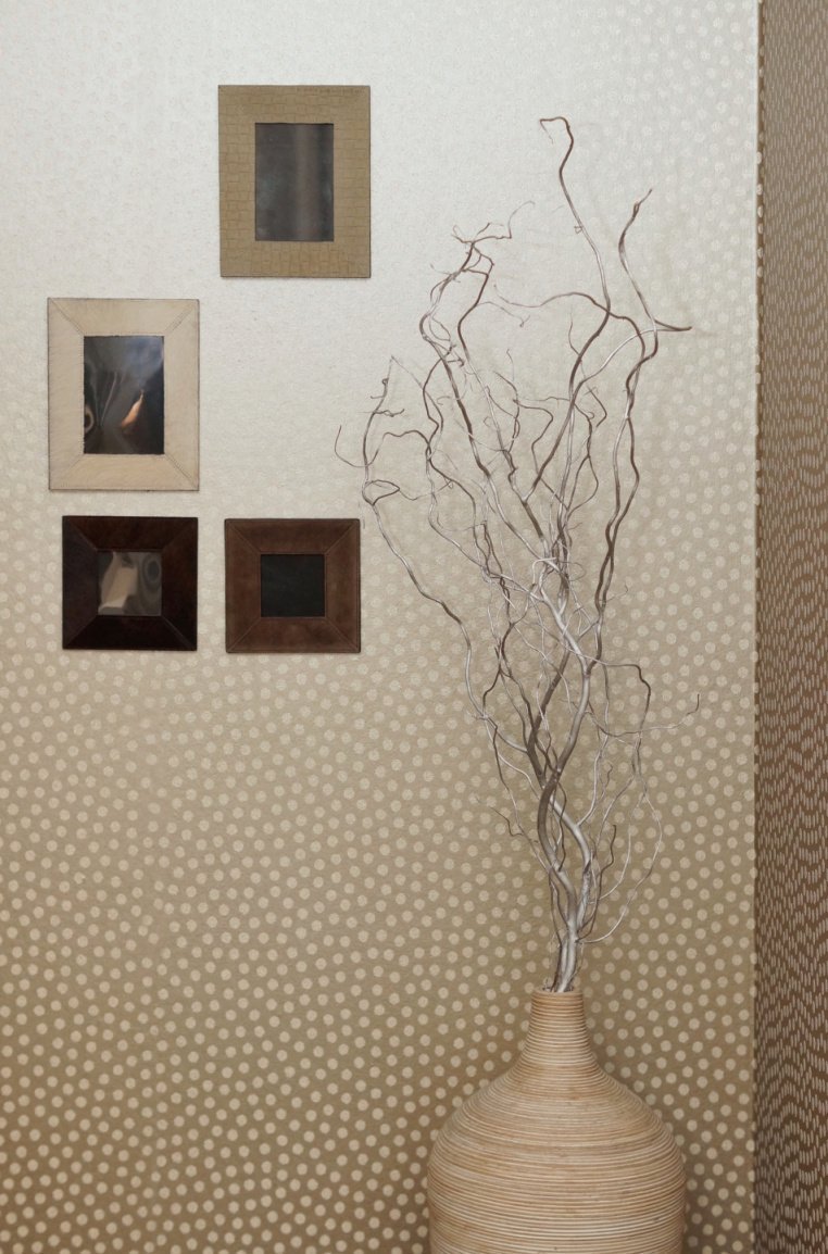 Proměna ložnice pro podnikavé manžele v neutrální barevnosti&nbsp;s využitím&nbsp;hry světel, kontrastů&nbsp;třpytivého lesku a metalického matu u&nbsp…