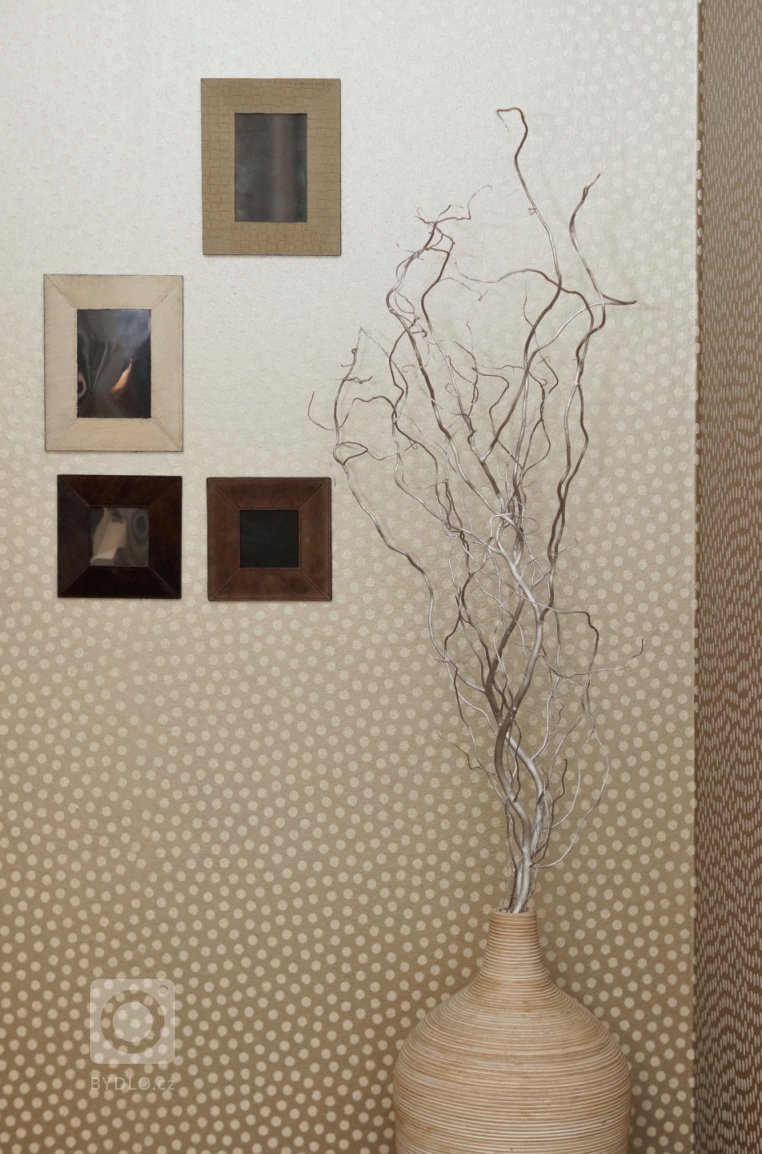 Proměna ložnice pro podnikavé manžele v neutrální barevnosti&nbsp;s využitím&nbsp;hry světel, kontrastů&nbsp;třpytivého lesku a metalického matu u&nbsp…