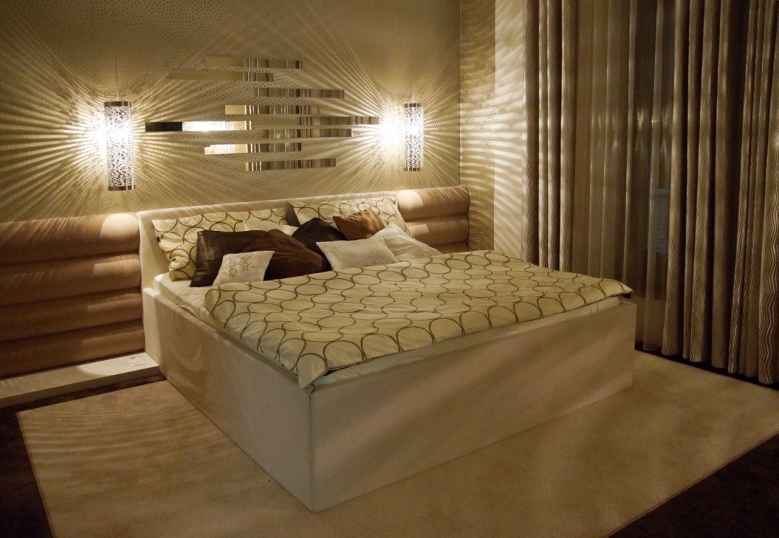 Proměna ložnice pro podnikavé manžele v neutrální barevnosti&nbsp;s využitím&nbsp;hry světel, kontrastů&nbsp;třpytivého lesku a metalického matu u&nbsp…