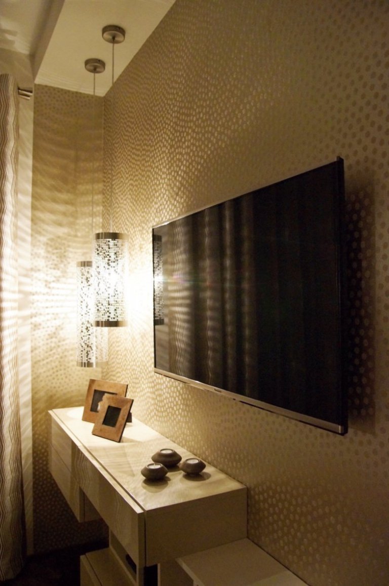 Proměna ložnice pro podnikavé manžele v neutrální barevnosti&nbsp;s využitím&nbsp;hry světel, kontrastů&nbsp;třpytivého lesku a metalického matu u&nbsp…