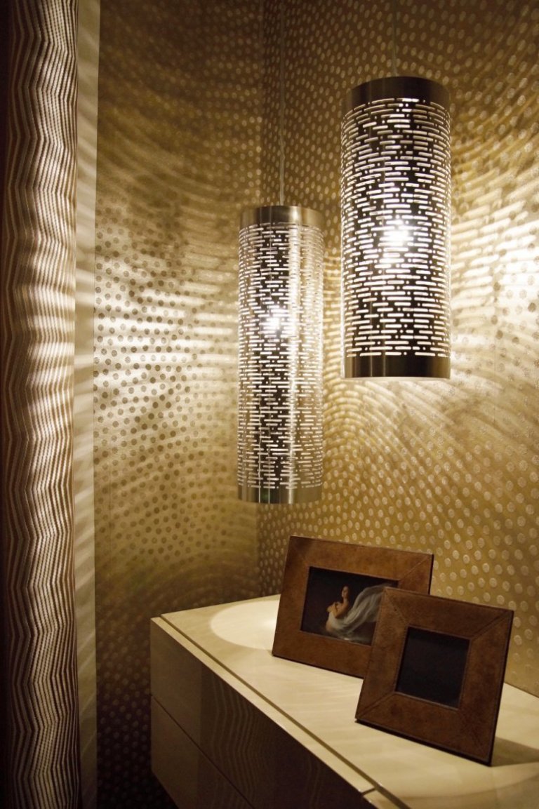 Proměna ložnice pro podnikavé manžele v neutrální barevnosti&nbsp;s využitím&nbsp;hry světel, kontrastů&nbsp;třpytivého lesku a metalického matu u&nbsp…