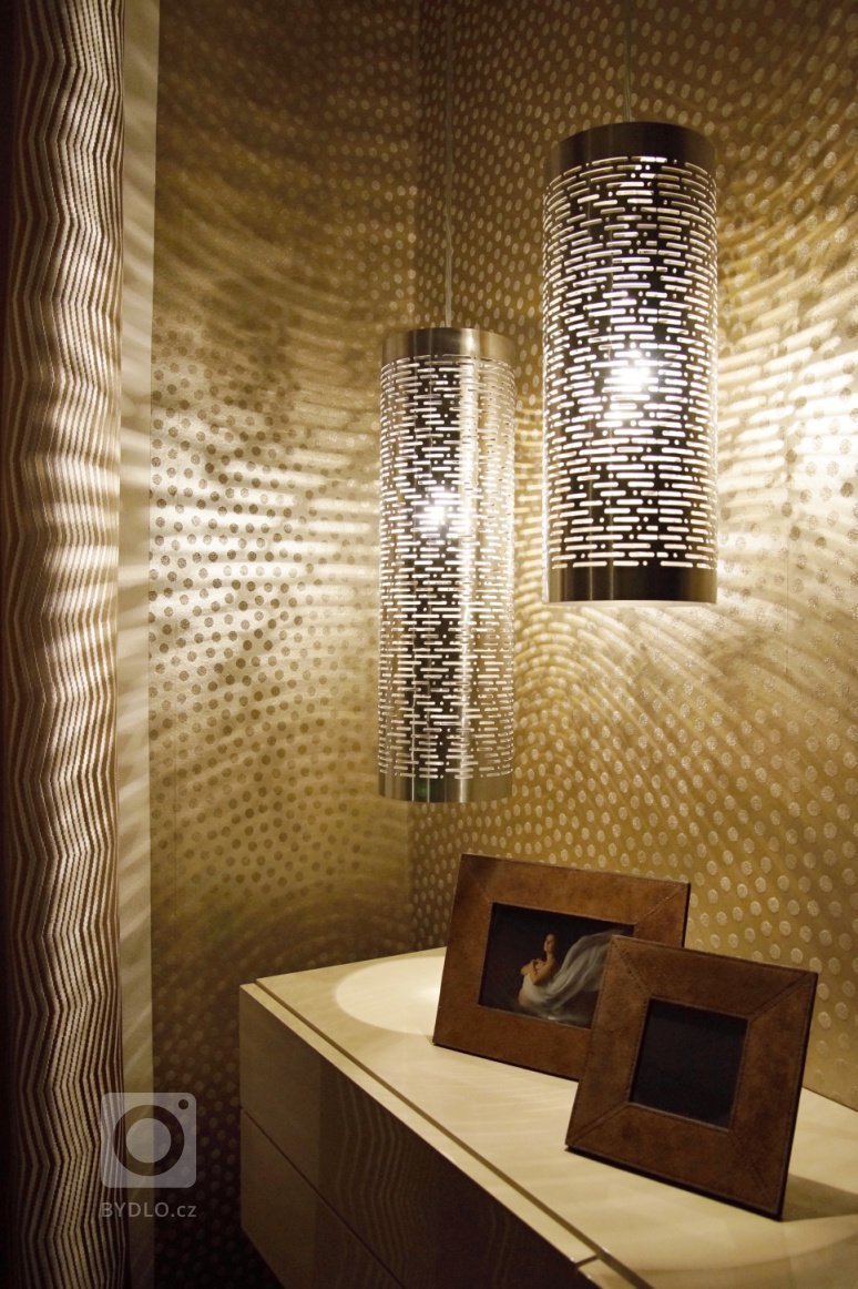 Proměna ložnice pro podnikavé manžele v neutrální barevnosti&nbsp;s využitím&nbsp;hry světel, kontrastů&nbsp;třpytivého lesku a metalického matu u&nbsp…