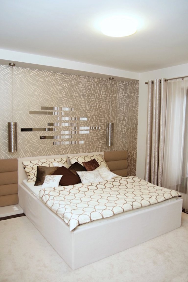 Proměna ložnice pro podnikavé manžele v neutrální barevnosti&nbsp;s využitím&nbsp;hry světel, kontrastů&nbsp;třpytivého lesku a metalického matu u&nbsp…